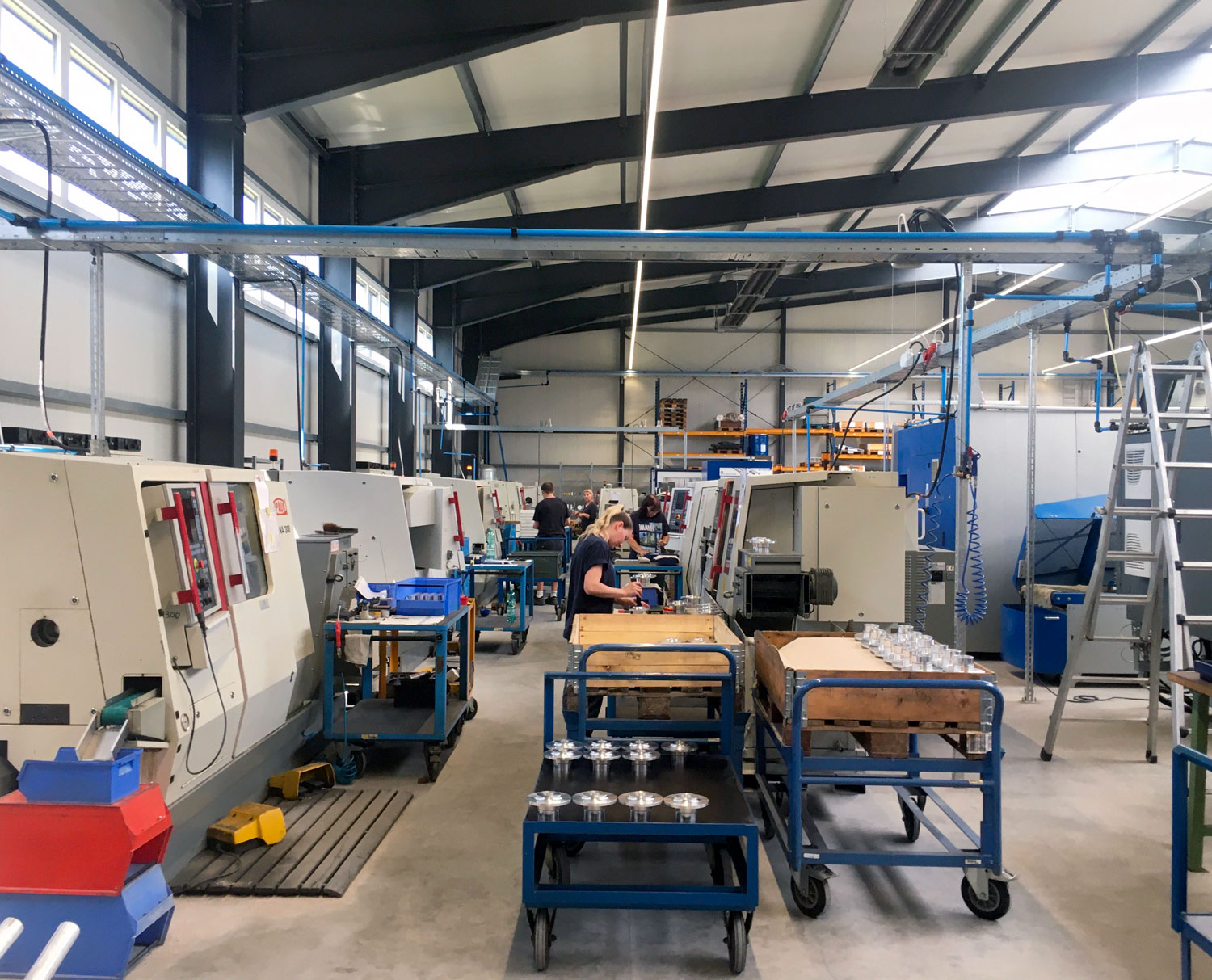 Werkhalle der Schnabel CNC-Fertigung GmbH mit CNC Maschinen und Mitarbeiter