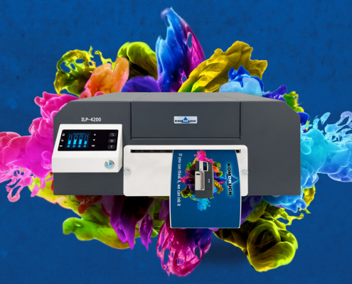 ILP-4200 Farbetikettendrucker vor bunter Farbwolke auf blauem Hintergrund