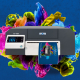 ILP-4200 Farbetikettendrucker vor bunter Farbwolke auf blauem Hintergrund