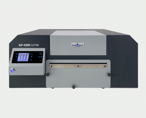 Komdruck ILP-4200 Cutter Farbetikettendrucker vor hellgrauem Hintergrund