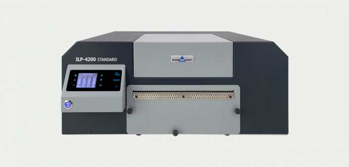 Komdruck ILP-4200 Standard Farbetikettendrucker vor hellgrauem Hintergrund