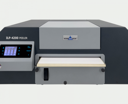 Komdruck ILP-4200 Peeler Farbetikettendrucker vor hellgrauem Hintergrund