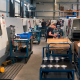 Werkhalle der Schnabel CNC-Fertigung GmbH mit CNC Maschinen und Mitarbeiter