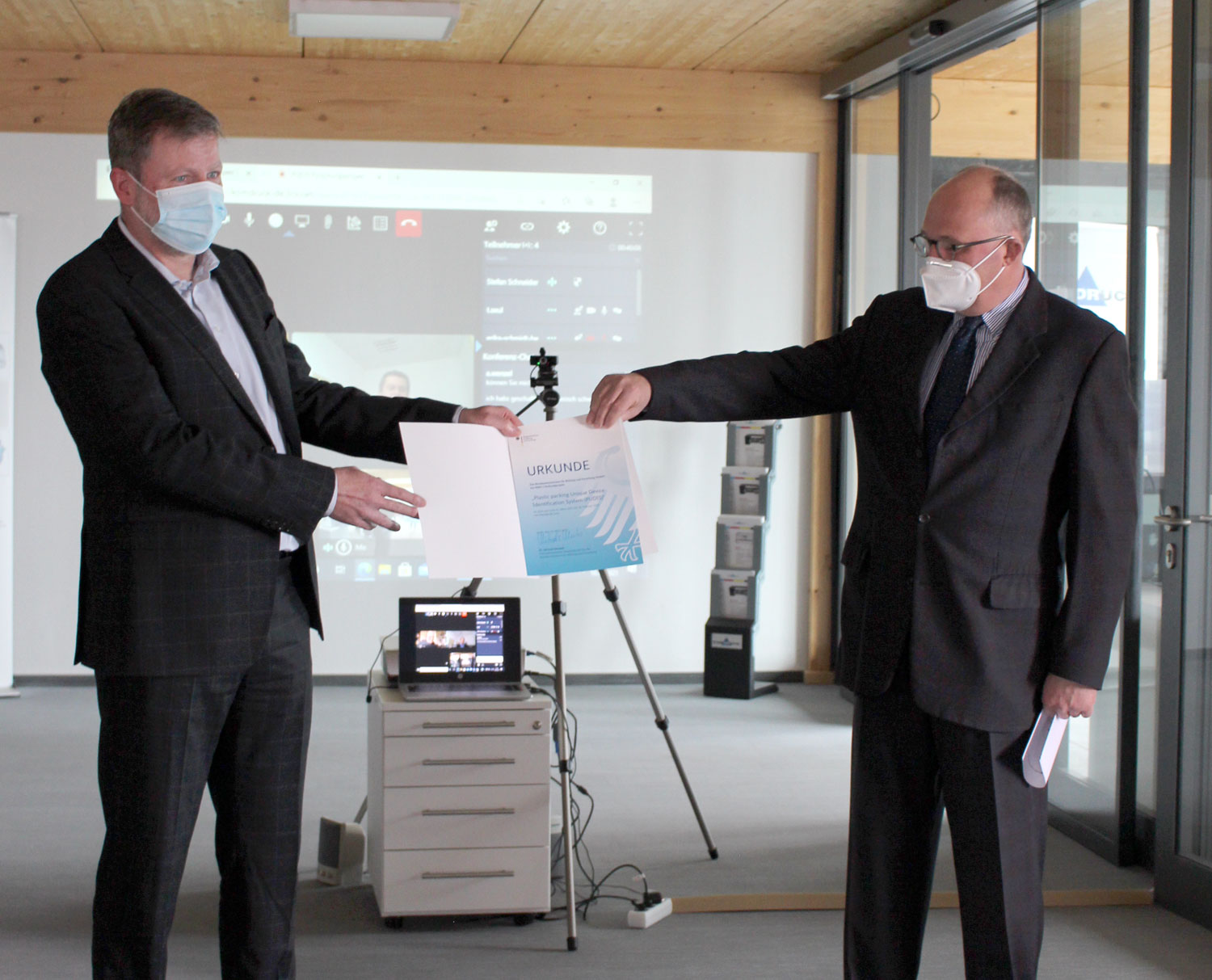 Stefan Fritz Schneider und Dr. Michael Meister (CDU) bei der Übergabe des Förderbescheid über 948000 Euro.
